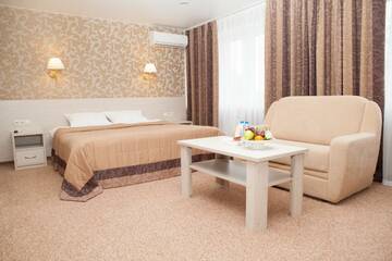 Номер полулюкс с 1 двуспальной кроватью в Гостинице Тагил